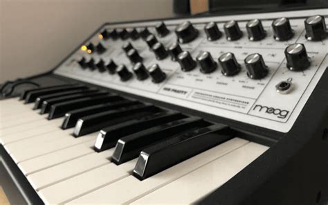 What Is a Synthesizer in Music: A Detailed Exploration